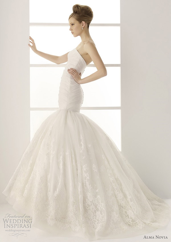 wedding dresses 2011 lace. Beautiful wedding gowns from