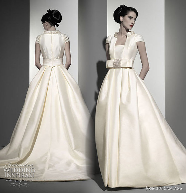Modest wedding dress with ball gown silhouette by Josechu Santana wedding 