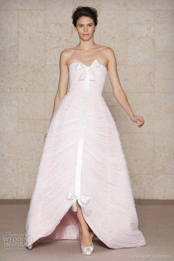 Oscar de la Renta pink wedding dress 2011 Fall Winter Bridal collection Oscar de la Renta pink wedding dress 2011 Fall Winter Bridal collection