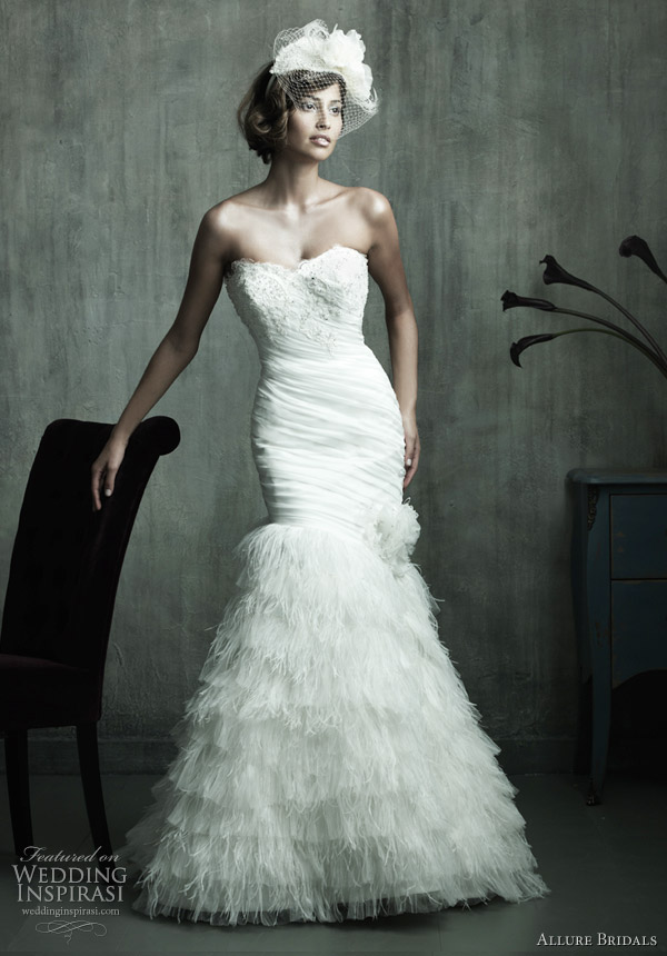 Strapless wedding gown with skirt of lace organza and feathers 
