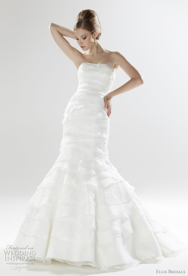 Strapless mermaid wedding gown in organdy and delicately embellished lace 