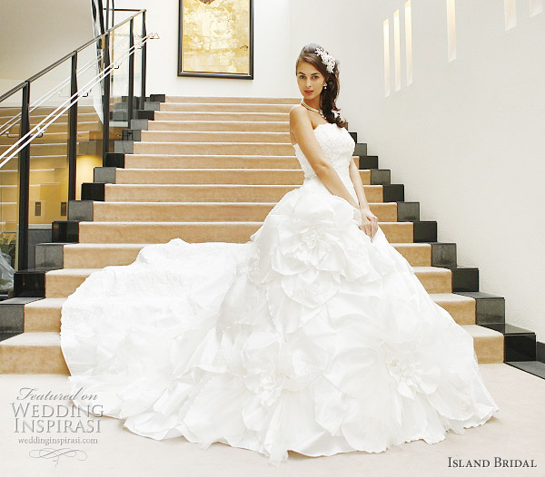 White western wedding dress with ball gown cut by Japanese label Island