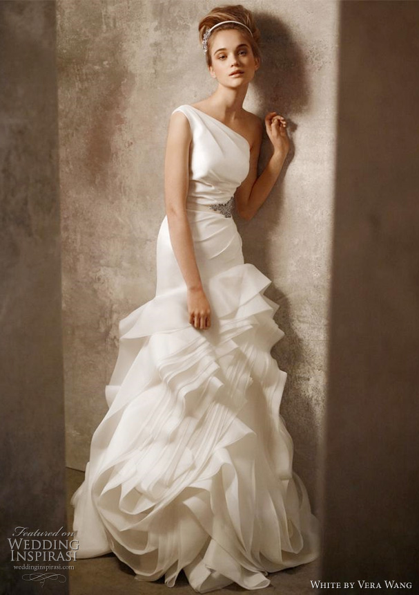More beautiful wedding gown from White by Vera Wang after the jump