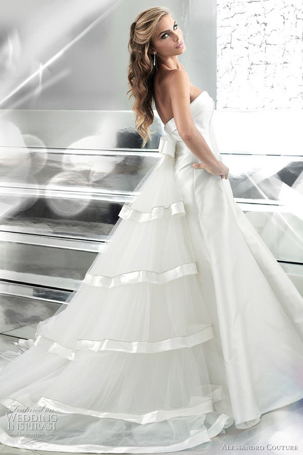 For more of these gorgeous wedding gowns click here