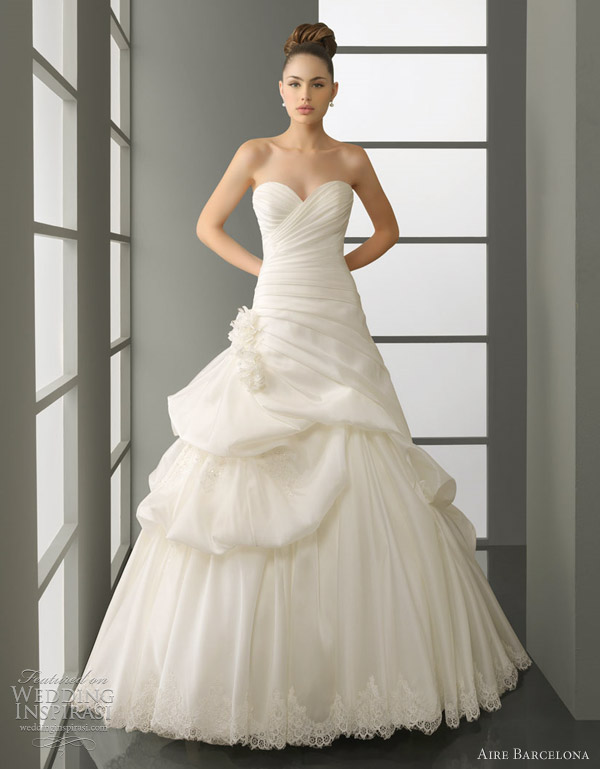 Poeta organza and lace ball gown with pick up skirt Stunning silhouette