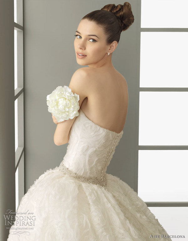 aire barcelona bridal - polis -Embroidered organza dress with beadwork, in natural.