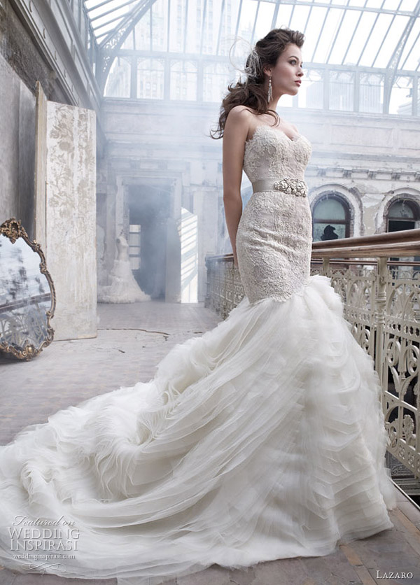 Below lace organza wave strapless wedding gown with sweetheart neckline 