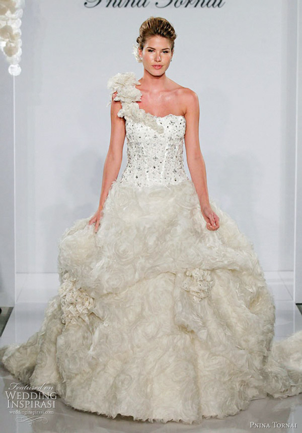 More gorgeous Pnina Tornai gowns after the jump.