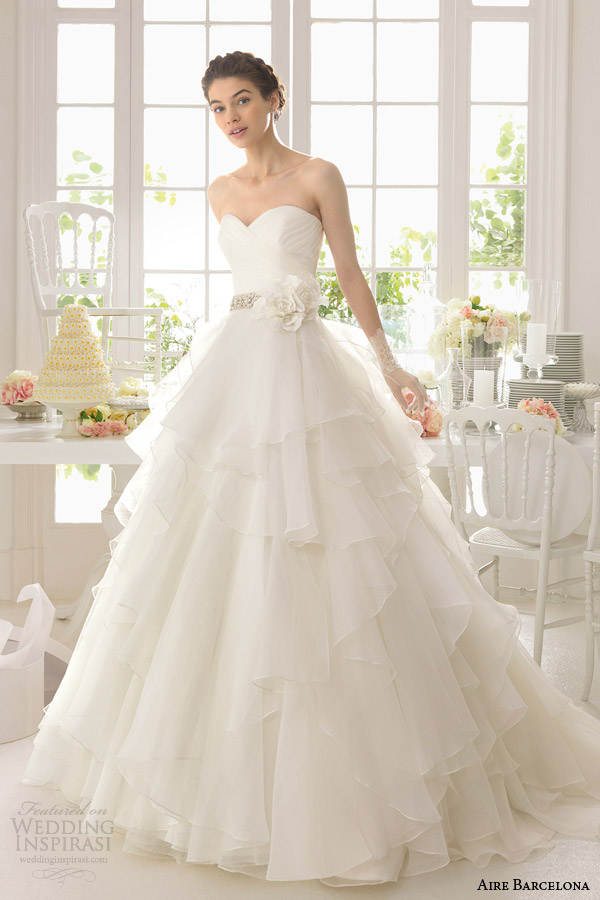 aire barcelona 2015 bridal aneto beautiful strapless wedding dress tiered skirt