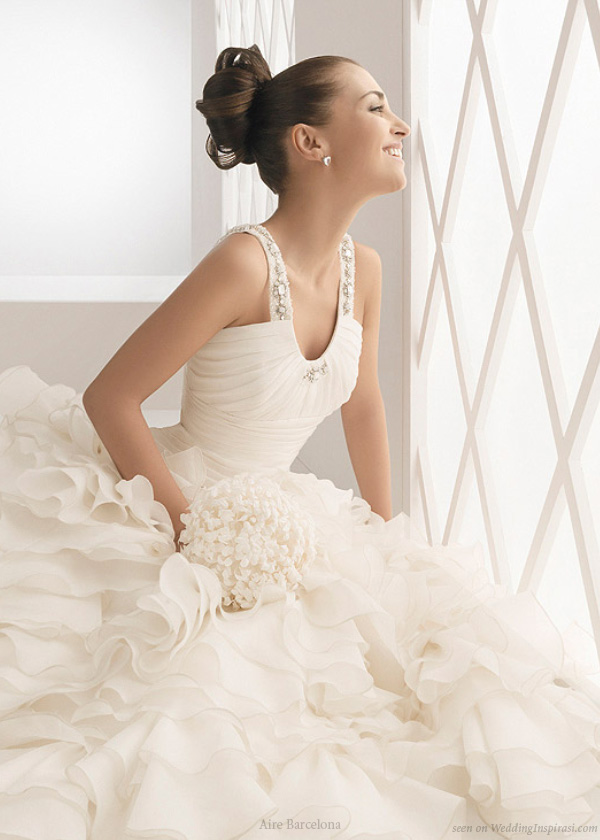 Spanish actress Paula Echevarria models an Aire Barcelona wedding dress called Babilonia Spanish actress Paula Echevarria models an Aire Barcelona wedding dress called Babilonia