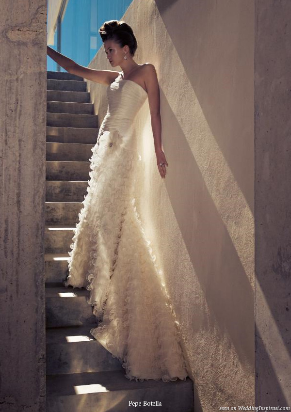 Mediterraneo photo shoot showing a wedding dress by Spain based bridal house Pepe Botella Novias