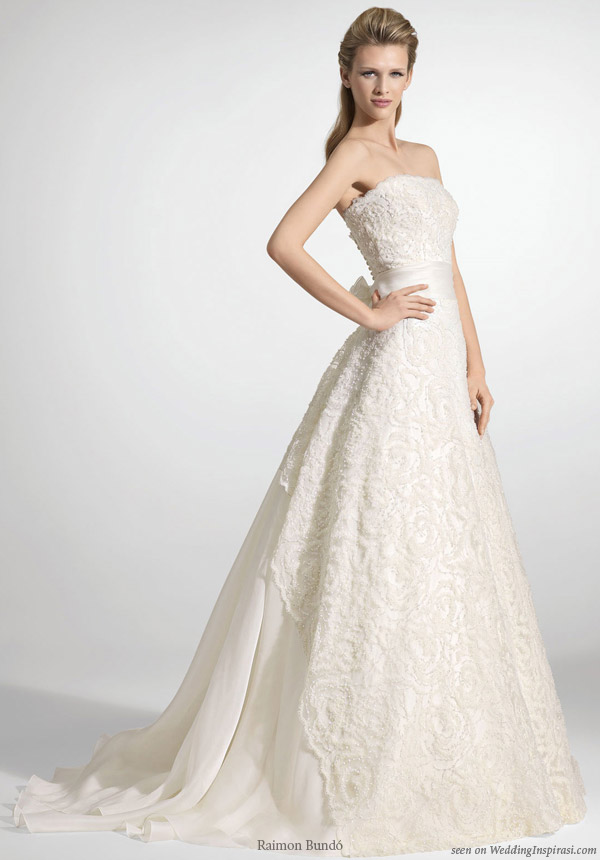 Beautiful Raimon Bundo Barcelona strapless wedding dress