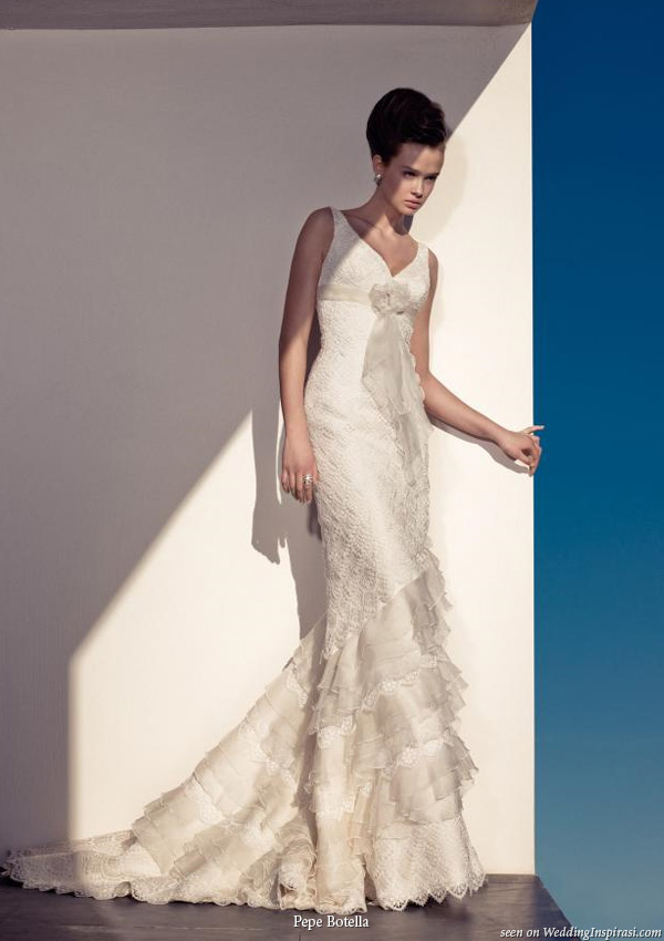 Beautiful V-neck wedding dress from pepe botella novias bridal house