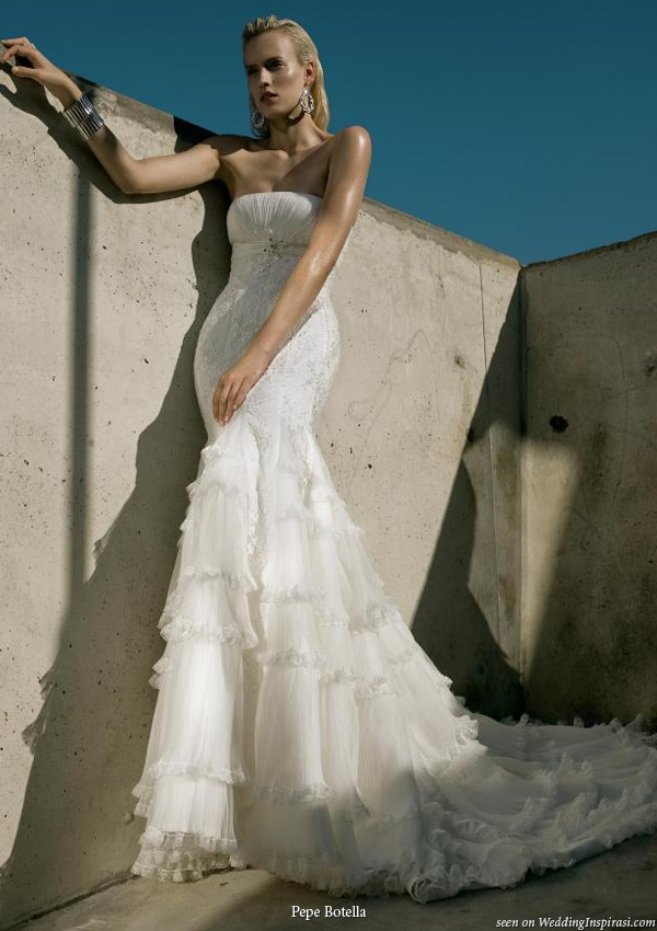 Show your slim and sexy silhouette with a fitted strapless wedding dress by Pepe Botella Novias