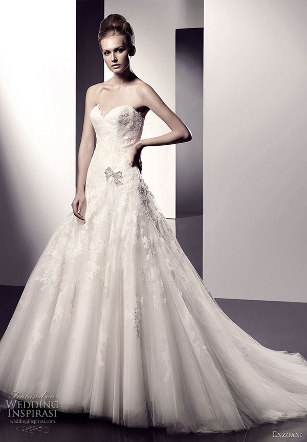 Enzoani 2010 bridal gown collection - Erin weddding dress A-line silhouette with sweetheart necline with Swarovski crystal bow applique on side. Tulle overlay with floral applique and chapel train