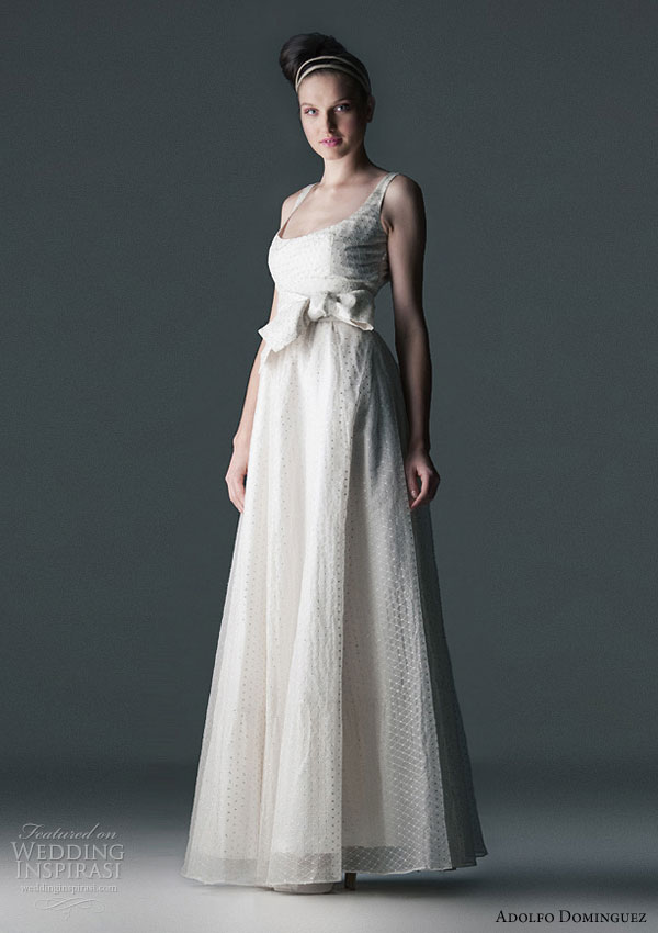 Adolfo Dominguez novias 2010 wedding dress - embroidered organza gown with sequins, full skirt and bow at waist (vestido en organza bordado con lentejuelas, falda con vuelo y lazada en cintura) Adolfo Dominguez novias 2010 wedding dress - embroidered organza gown with sequins, full skirt and bow at waist (vestido en organza bordado con lentejuelas, falda con vuelo y lazada en cintura)