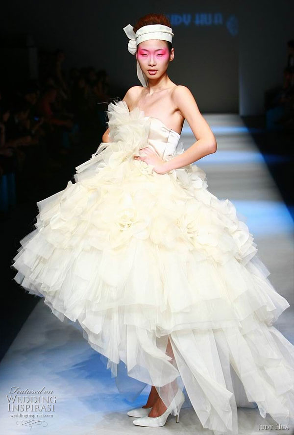Chinese fashion designer Judy Hua 2010 Spring/Summer collection - wedding dress with asymmetric hemline Chinese fashion designer Judy Hua 2010 Spring/Summer collection - wedding dress with asymmetric hemline