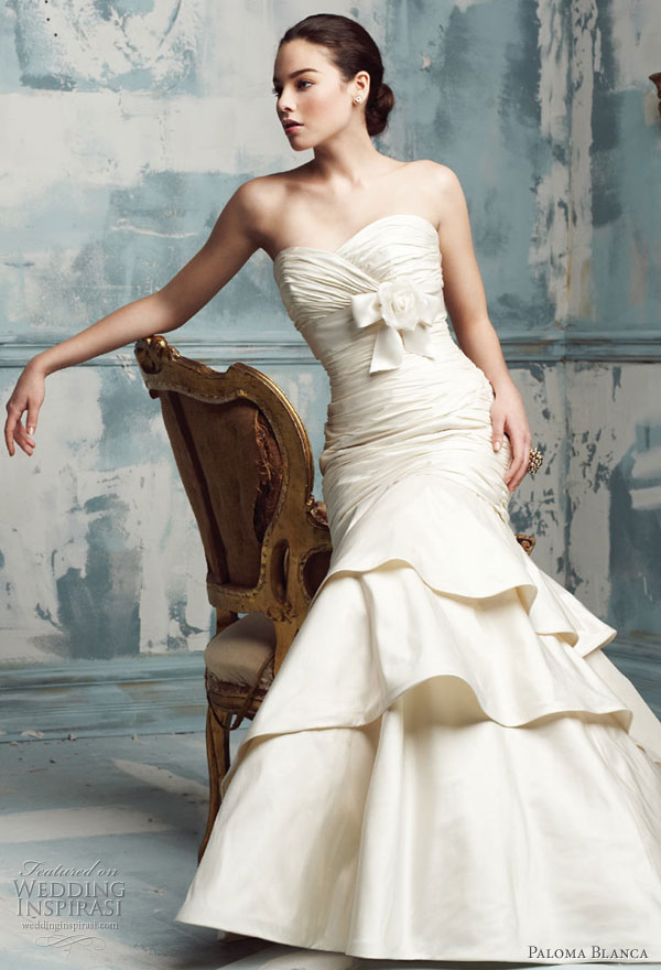 Paloma Blanca 2010 Wedding Dress - strapless mermaid gown in ivory with draped bodice and bow accent at waist