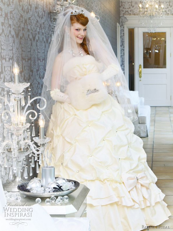 Barbie Bridal white wedding gown with pickup skirt detail, worn with veil and elbow-length gloves - adorable, romantic princess Barbie Bridal white wedding gown with pickup skirt detail, worn with veil and elbow-length gloves - adorable, romantic princess
