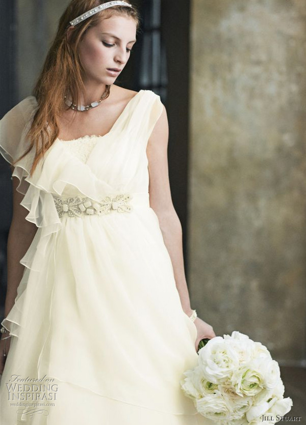 Romantic wedding dress by Jill Stuart 2010 colelction, asymmetric sleeves, off-white