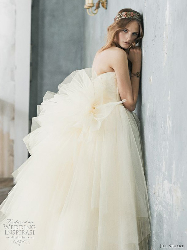 Romantic princess wedding gown Jill Stuart 2010 - off-white strapless wedding dress with ruffle back