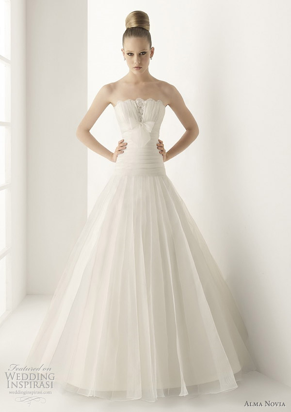 Alma Novia Wedding Dress 2011 bridal collection -   Musica gauze and embroidered lace gown 