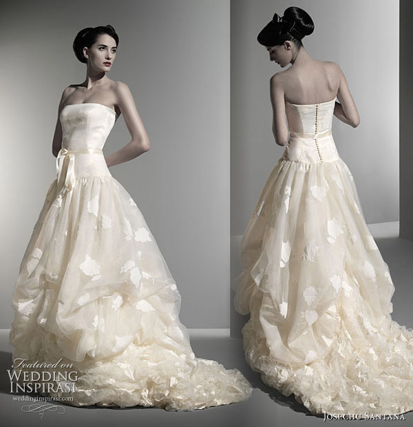Josechu Santana strapless wedding dress from Esmeraldas y Diamantes 10-11 bridal collection