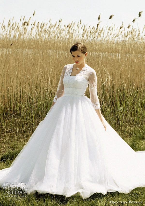 Pronuptia 2011 : Blanche de bohème - Majestic immaculate white silhouette. Crossover effect bustier dress in lace tulle embroidered with flowers. Splendid skirt in plumetis tulle gathered at the waist and highlighted by a wide Obi belt in duchess satin embellished with flowers.