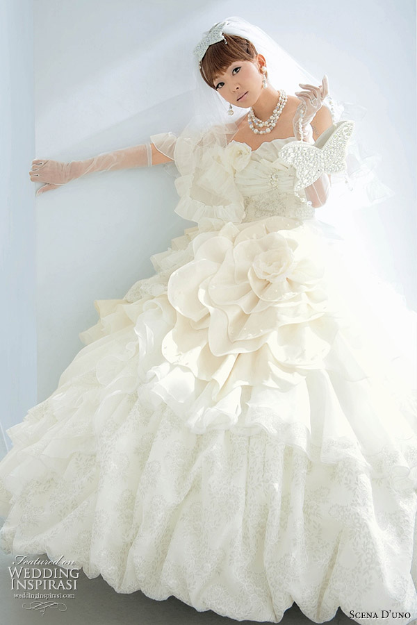 White western wedding dress by Japanese brand Scena D'Uno, designed by Uno Kanda