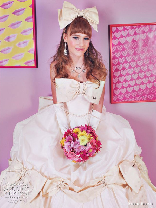 Barbie bridal gown 2011 - white wedding dress with large bow Barbie bridal gown 2011 - white wedding dress with large bow