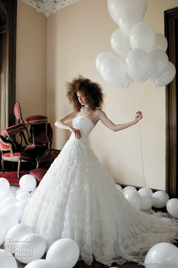 Pronuptia bridal 2011 collection - Souveraine féérie strapless wedding dress - Majestic with its wide volume, very original skirt with its swirling re-embroidered tulle creating an enchanting display