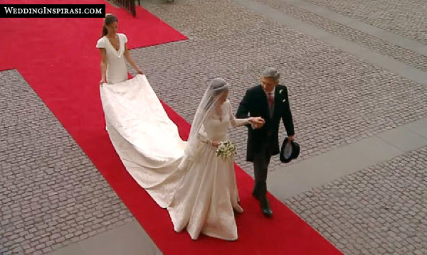 kate middleton wedding dress length - The train of Catherine's wedding dress, designed by Sarah burton is held by Philippa "Pippa" Middleton, Kate's sister, who was also dresses in a white Alexander McQueen