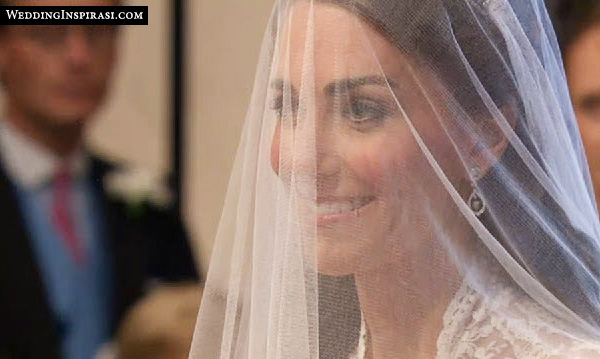 Catherine Middleton's earrings, commissioned by her parents Michael and Carole, were made by Robinson Pelham Jewellers. The earrings feature diamond set stylised oak leaves with pear shaped diamond set drop and a pave set diamond acorn suspended in the centre, inspired by the family’s new coat of arms