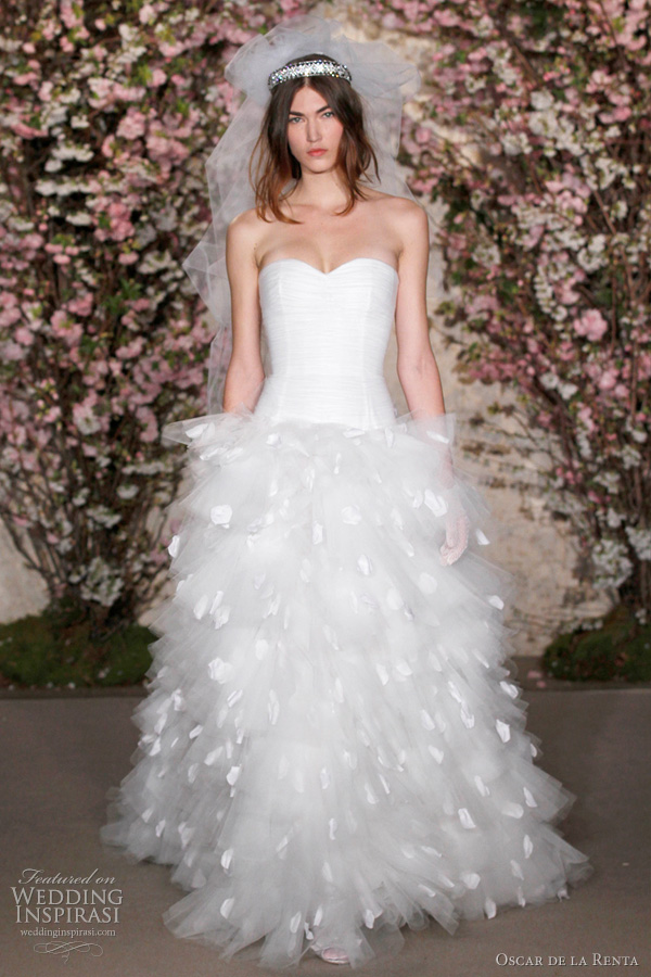 oscar de la renta wedding dress spring 2012 - strapless ruffle gown