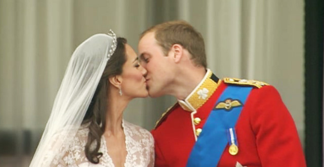 prince william kate kiss balcony