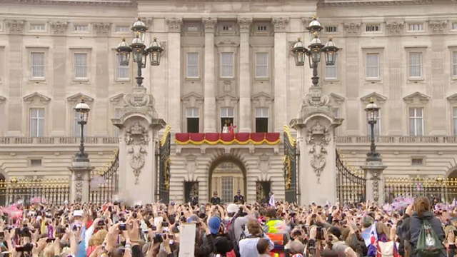 will kate balcony crowd