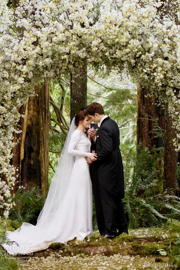 twilight wedding dress -- bella swan's wedding gown in breaking dawn twilight wedding dress -- bella swan's wedding gown in breaking dawn