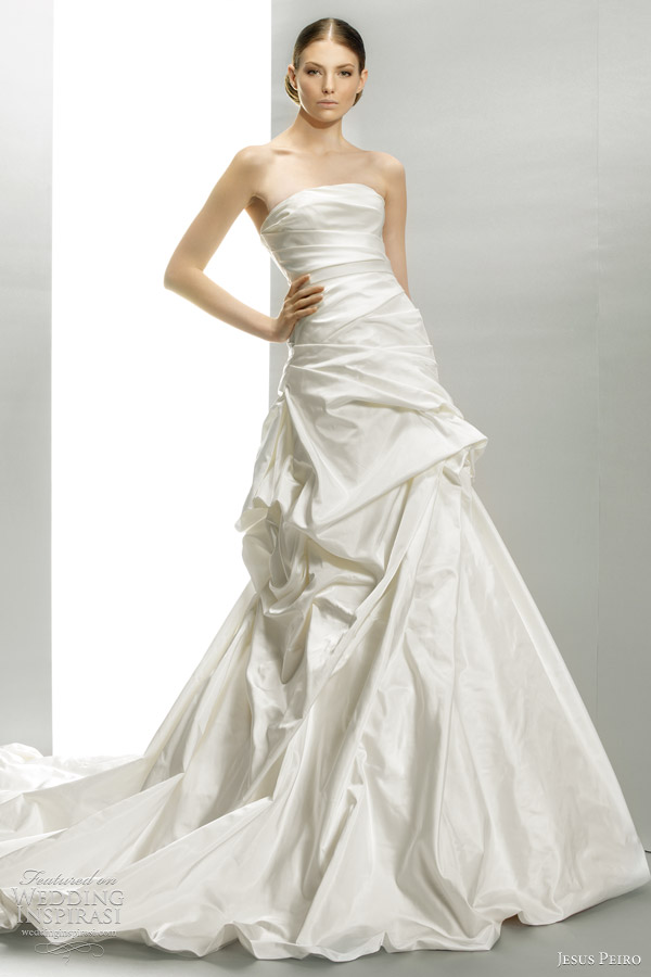 wedding dress by Jesus Peiro