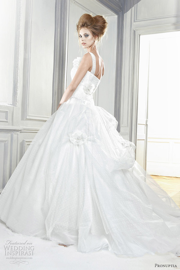 pronuptia feerie 2012 - Majestueuse wedding dress