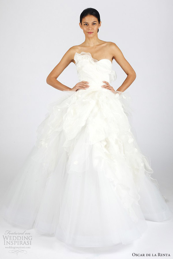 oscar de la renta wedding dresses fall winter2013 bridal strapless gown