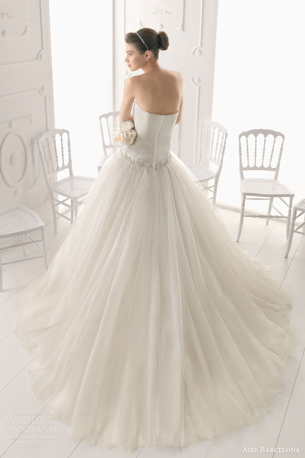aire barcelona 2014 obice strapless gown back train aire barcelona 2014 obice strapless gown back train