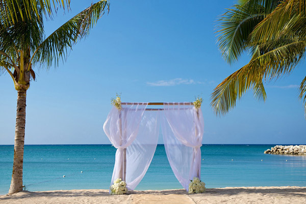 romantic beach wedding setup hotel riu palace jamaica weddings by funjet