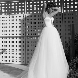 elihav sasson wedding dress 2015 strapless sweetheart neckline keyhole front clean white tulle bridal ball gown