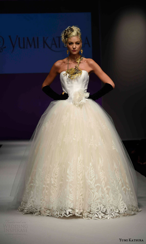 yumi katsura bridal fall 2016 haute couture wedding dress strapless ball gown 50th anniversary celebration runway show