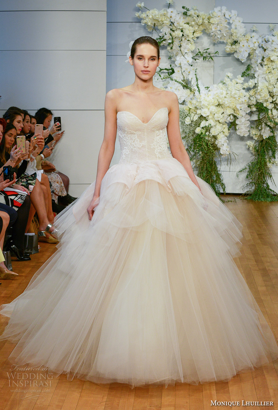 monique lhuillier spring 2018 bridal strapless sweetheart neckline lightly embellished bodice tulle skirt champagne color ball gown wedding dress chapel train (fleur) mv