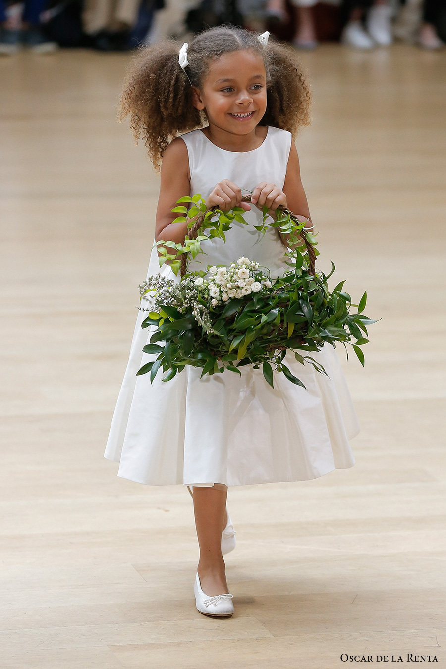 oscar de la renta spring 2018 bridal pretty flower girl dress (101) mv