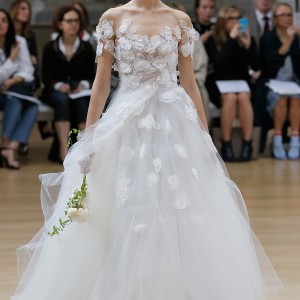 oscar de la renta spring 2018 bridal short sleeves sweetheart neckline heavily embellished bodice tulle skirt romantic princess ball gown a  line wedding dress sweep train (04) mv