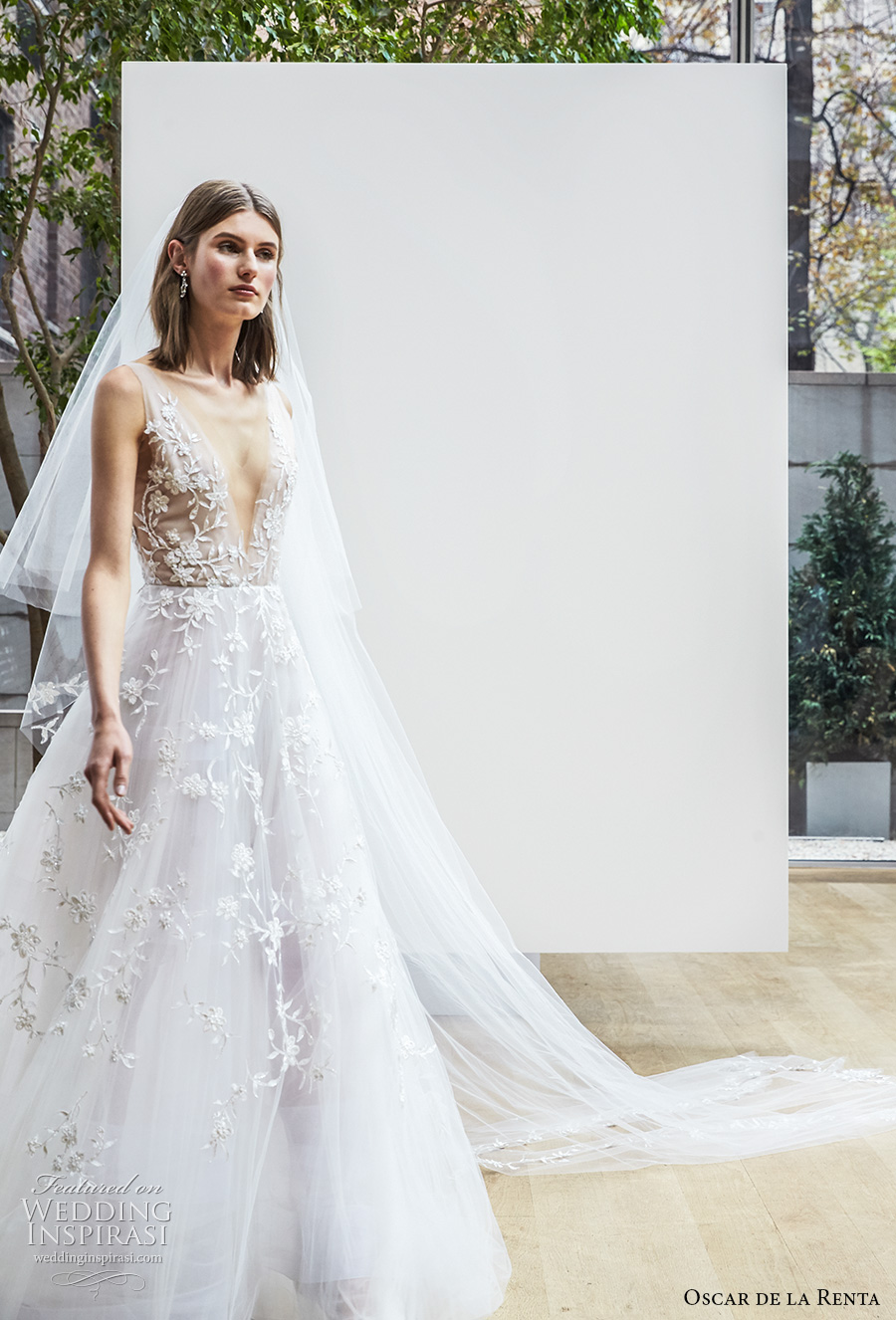 oscar de la renta spring 2018 bridal sleeveless deep v neck full embellishment beautiful romantic a  line wedding dress open v back chapel train (14a) mv