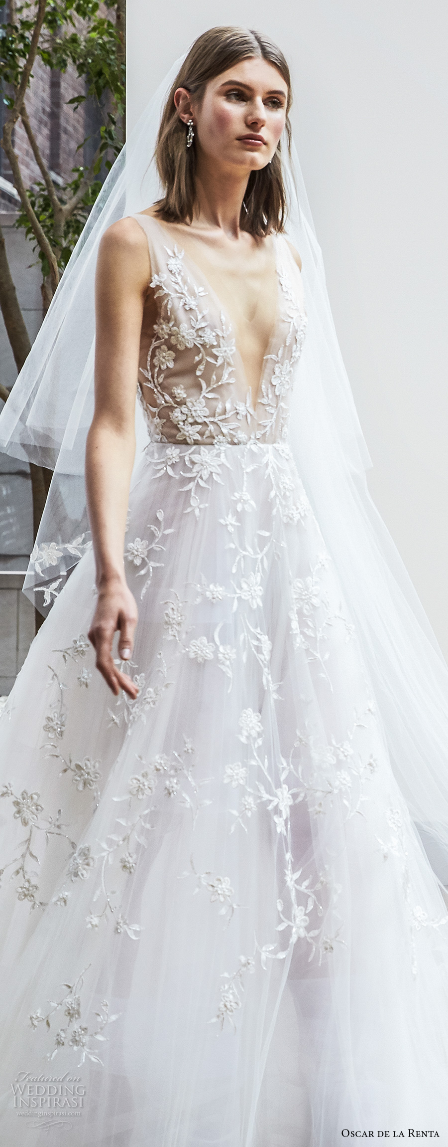 oscar de la renta spring 2018 bridal sleeveless deep v neck full embellishment beautiful romantic a  line wedding dress open v back chapel train (14a) zv