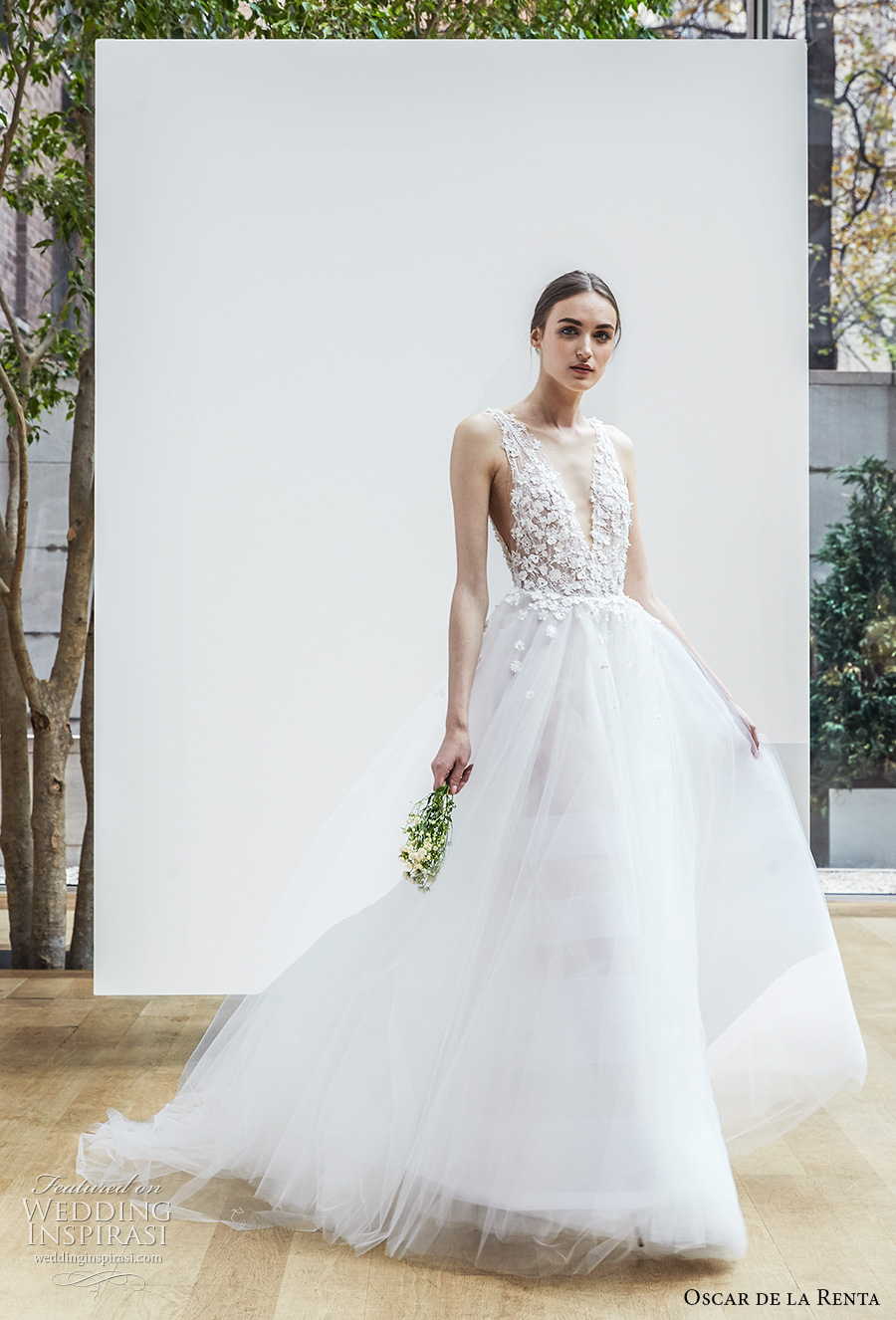 oscar de la renta spring 2018 bridal sleeveless deep v neck heavily embellished bodice tulle skirt romantic a  line wedding dress open v back chapel train (12) mv